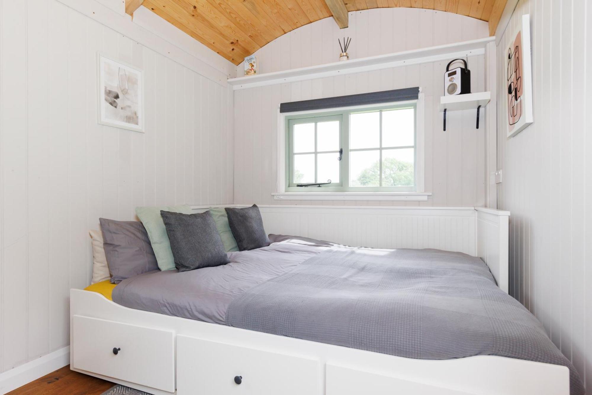 The Witterings Shepherds' Hut * West Wittering